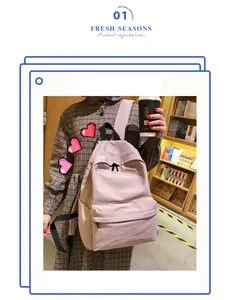 Detalle de mochila rosa minimalista que muestra la tela resistente al agua y bolsillos laterales