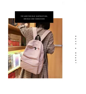 Vista detallada de una mochila escolar rosa minimalista en una biblioteca acogedora