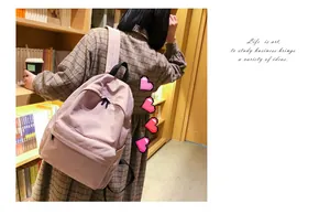 Mochila rosa minimalista de nailon para estudiantes en una escena de estilo de vida