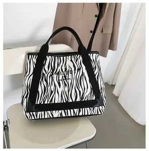 Détail du sac cabas en toile zébrée avec lettrage SMILEDT et poignées robustes