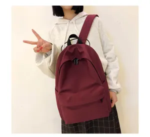 Mochila de nailon rojo burdeos impermeable con bolsillo frontal y cremallera metálica