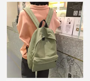 Detalle de la mochila minimalista verde claro con bolsillo frontal con cremallera