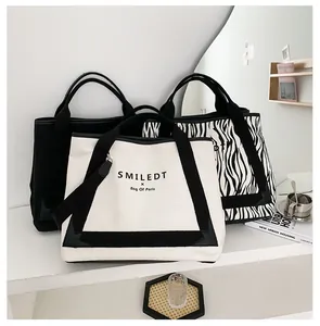 Ensemble détaillé de cabas en toile en noir, blanc contrasté et motifs zébrés