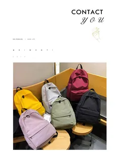 Detalle de mochilas de lona minimalistas en seis colores con bolsillo frontal con cremallera