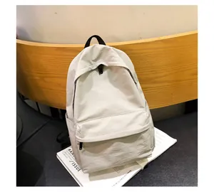 Primer plano de una mochila minimalista de nailon gris claro con detalles en negro