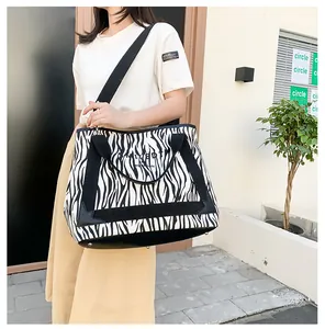 Sac fourre-tout chic à motif zébré avec bandoulière noire et grande capacité d'usage