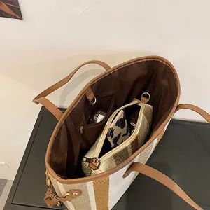 Μεγάλη ριγέ πάνινη τσάντα tote με καφέ δερμάτινες λαβές και ευρύχωρο εσωτερικό χώρο