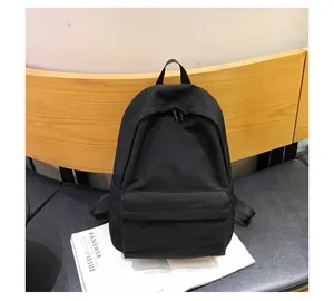 Detalle de mochila de lona negra con cremalleras dobles y un gran bolsillo frontal útil