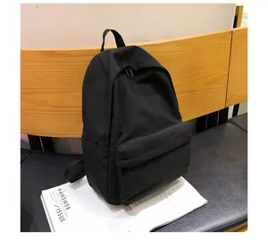 Detalle de una mochila negra minimalista de lona con cremalleras dobles en cuero