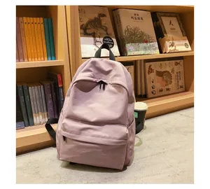 Mochila de nailon color púrpura claro en una estantería de madera en una biblioteca