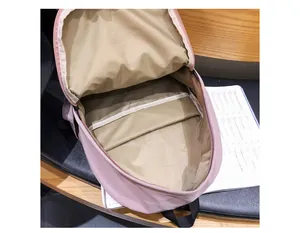 Vista superior del interior de la mochila rosa con compartimento principal y forro caqui