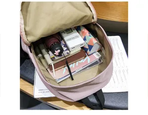 Vista superior del compartimento principal abierto de la mochila con gran capacidad