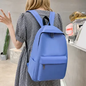Detailansicht hellblauer Rucksack mit Mehrfachtaschen-Design an einem Lifestyle-Modell
