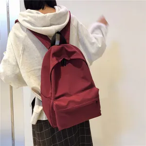 Mochila para estudiantes burdeos minimalista en tela duradera con un diseño muy elegante