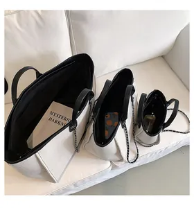 Dreiteiliges Set Canvas-Einkaufstaschen in Off-White mit schwarzem Lederbesatz und Kette