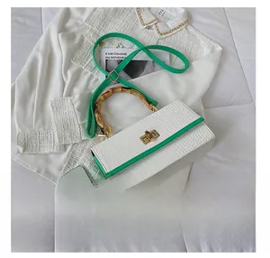 Comparaison détaillée de la taille du petit sac motif croco avec un téléphone portable