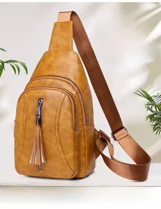 Borsa a tracolla in pelle lavata gialla con cerniere multiple e dettagli con frange