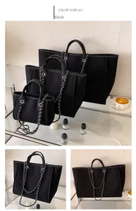 Tres tamaños de bolsos tipo cubo de lona negra con correas de cadena en un set