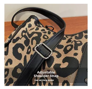 Vue détaillée d'une bandoulière en cuir réglable avec boucle sur sac imprimé léopard