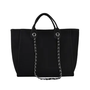 Detailaufnahme der schwarzen Canvas-Beuteltasche mit silberner Kette und Metallösen