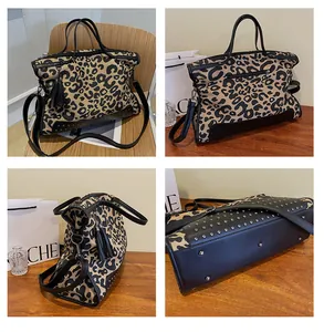 Détails du sac cabas léopard avec rivets métalliques et pompon sous plusieurs angles