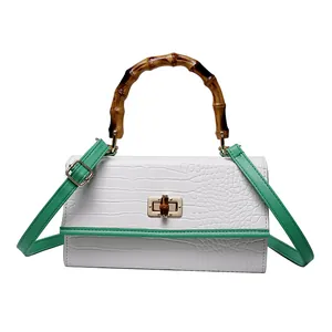 Petit sac rétro blanc motif crocodile avec poignée en bambou et bordures vertes