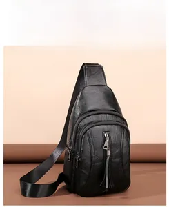 Dettaglio borsa a tracolla nera in pelle lavata con tripla zip e frange decorative
