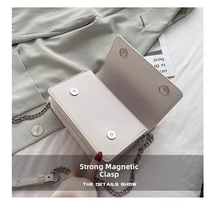 Détails du sac bandoulière blanc cassé avec boucles magnétiques et chaîne métallique
