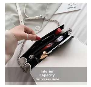 Détail du sac blanc montrant la capacité intérieure et la texture cuir litchi