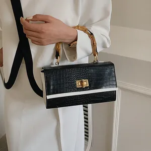 Sac carré à motif crocodile contrasté avec poignée en bambou et détails blancs