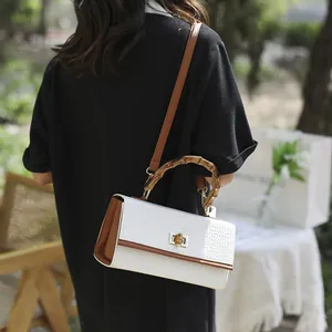 Sac bandoulière rétro à motif crocodile avec poignée en bambou et fermoir doré