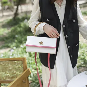 Sac rétro blanc à motif crocodile avec bordure rose et poignée en bambou naturel
