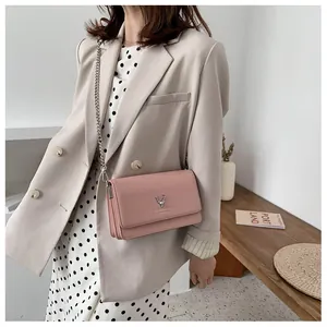 Détail du petit sac carré en cuir PU rose avec boucle cerf argentée et bandoulière