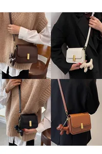 Collage visuel de quatre petits sacs à bandoulière carrés en couleurs polyvalentes