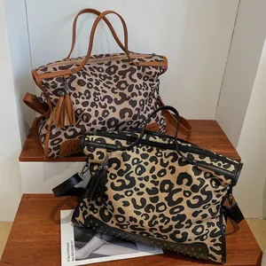 Sac Fourre-Tout en Toile Imprimé Léopard pour Femmes Grande Capacité Sac à Bandoulière Rétro avec Rivets et Glands Garniture en Cuir PU