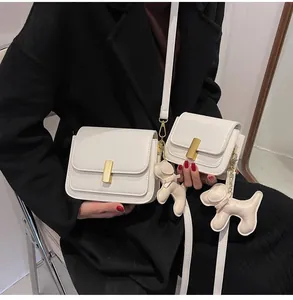 Sacs bandoulière carrés blancs minimalistes en deux tailles avec porte-clés chien mignon