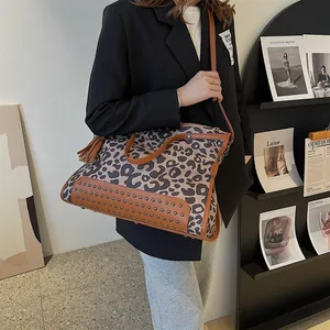 Grand sac cabas imprimé léopard avec anses en cuir marron et clous métalliques décoratifs