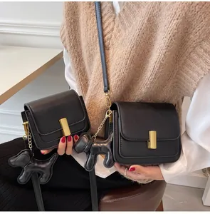 Deux tailles de sacs à bandoulière noirs minimalistes avec détails dorés et bijoux