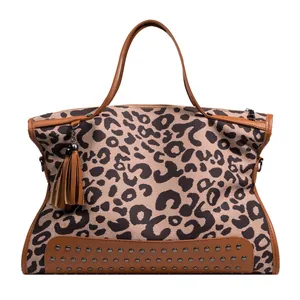 Grand sac cabas en toile léopard avec bordure en cuir et rivets métalliques à la base