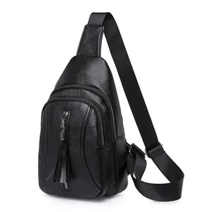 Borsa pettorale nera in pelle lavata con doppia cerniera e nappine decorative