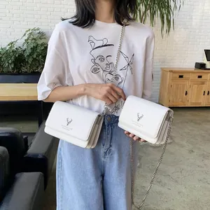 Petit sac bandoulière blanc en similicuir avec chaîne argentée et logo tête de cerf