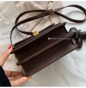 Vue détaillée du fond d'un sac bandoulière marron avec structure multicouche