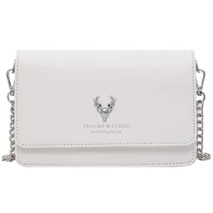 Petit sac bandoulière blanc en cuir texturé avec chaîne argentée et logo cerf