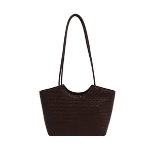 Borsa tote intrecciata marrone scuro minimalista con tracolle sottili e trama vintage