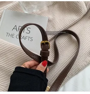 Vue détaillée de la bandoulière réglable en cuir marron à la mode avec boucle dorée