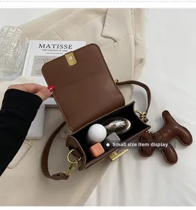 Vue intérieure montrant la capacité de rangement d'un petit sac à bandoulière marron
