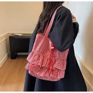Détail du sac cabas à carreaux vichy rouges avec doubles volants et fermeture à cordon