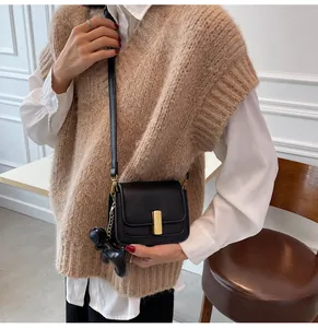 Sac bandoulière carré noir chic avec fermoir doré et détail de charm chien