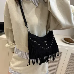 Sac à bandoulière bohème noir avec franges, clous argentés et pendentif croix