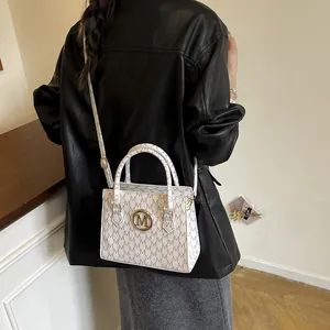 Borsa a tracolla bianca con stampa di lettere grigie e logo dorato con giacca di pelle nera